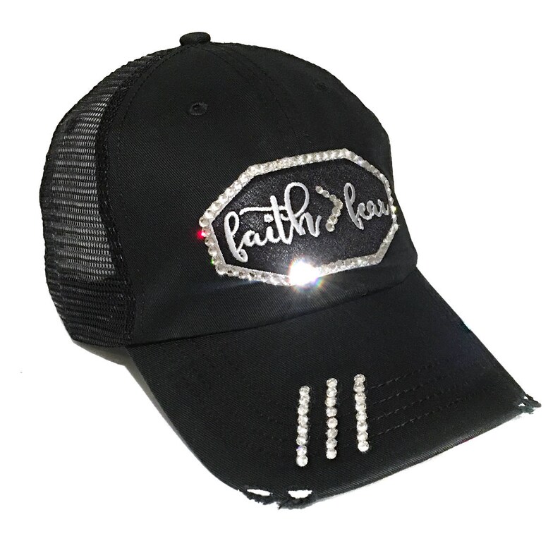 Puede incluir: Gorra de camionero negra con visera desgastada y un dise&ntilde;o de diamantes de imitaci&oacute;n plateados que dice "faith>fear".