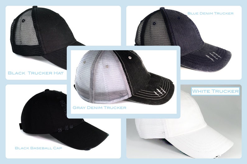 K&ouml;nnte beinhalten: Eine Auswahl an Trucker-Caps und eine Baseballkappe in verschiedenen Farben. Die H&uuml;te sind in Schwarz, Blue Denim, Grau Denim und Wei&szlig; erh&auml;ltlich. Jede Kappe hat einen Mesh-R&uuml;cken und einen gebogenen Schirm. Die schwarze Baseballkappe hat Used-Details.