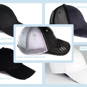 Może przedstawiać: Pięć r&oacute;żnych czapek trucker w r&oacute;żnych kolorach, w tym czarny, szary, niebieski i biały. Czapki mają siateczkowe plecy i sprany denim z przodu. Tekst "BLACK TRUCKER HAT", "GRAY DENIM TRUCKER", "BLUE DENIM TRUCKER", "WHITE TRUCKER" i "BLACK BASEBALL CAP" jest widoczny pod każdą czapką.