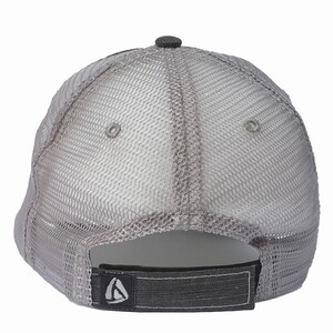 Puede incluir: Gorra de camionero de malla gris con una correa ajustable negra y un peque&ntilde;o logotipo en la parte posterior.