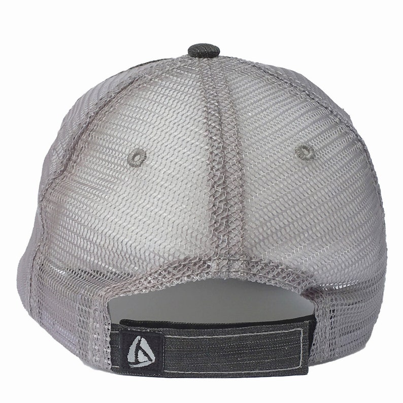 Puede incluir: Gorra de camionero de malla gris con una correa ajustable negra y un peque&ntilde;o logotipo en la parte posterior.