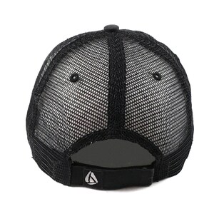 Puede incluir: Gorra de camionero negra de malla con visera negra y correa negra. La gorra tiene un peque&ntilde;o logotipo en la parte delantera.