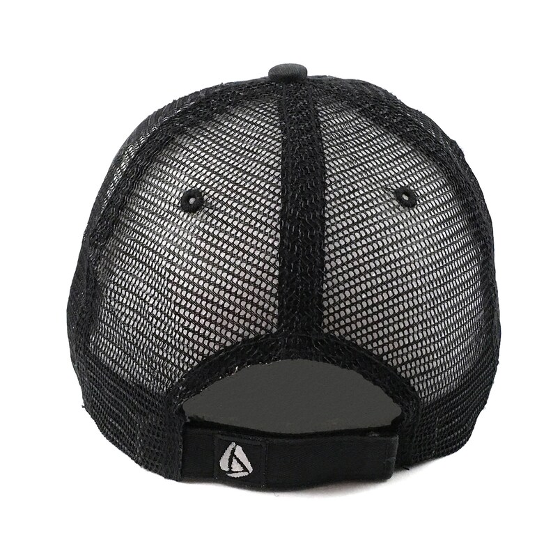 Puede incluir: Gorra de camionero negra de malla con visera negra y correa negra. La gorra tiene un peque&ntilde;o logotipo en la parte delantera.