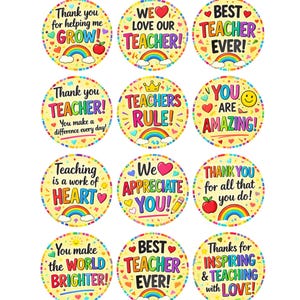 Puede incluir: Una colección de pegatinas redondas y coloridas con varios mensajes de agradecimiento para los profesores. Cada pegatina presenta texto como "¡El mejor profesor de todos!" e ilustraciones de arcoíris y manzanas.