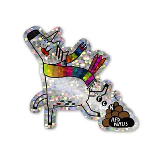 Könnte beinhalten: Ein silberner Glitzeraufkleber mit einer Cartoon-Einhorn, die ein Regenbogen-Halstuch trägt und einen Haufen Kacke ausscheidet, auf dem "FCK AFD NAZIS" steht.