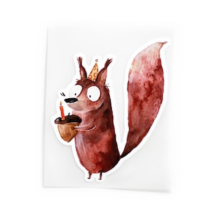 Op de afbeelding: Een grillige aquarelsticker met een cartoon eekhoorn met een feesthoed, die een eikel vasthoudt met een brandende kaars. De eekhoorn heeft een groot, expressief gezicht en een pluizige, roodbruine staart. De sticker staat op een witte achtergrond.