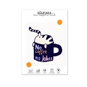 Könnte beinhalten: Ein Bügelbild mit einer weißen Katze mit schwarzen Streifen, die in einer dunkelblauen Kaffeetasse sitzt. Auf der Tasse steht der Text No coffee no jokes in lila und pfirsichfarbenen Buchstaben. Zwei orangefarbene Kreise befinden sich oben und unten.