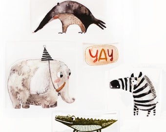 Può includere: Un set di cinque illustrazioni ad acquerello con un elefante grigio che indossa un cappello da festa, una zebra in bianco e nero, un coccodrilo verde, un uccello nero con il becco marrone e un cartello rosa e arancione che dice "YAY".