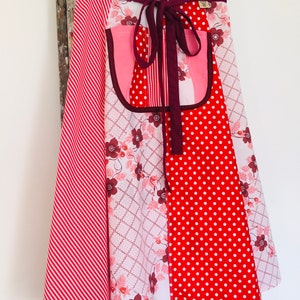 Handgjort lapptäcke halvförkläde: Vintagetyger, blommig, röd/rosa