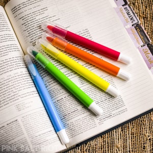 BLIEVE- Bible Highlighter Pack of 8, Gel Highlighters for Bibles,  Highlighter Pens, Bible Journaling Supplies, Highlighters For Bible Pages,  Bible Highlighters No Bleed, Bible Markers (Vibrant) in Kuwait