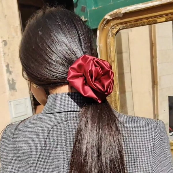 Chouchous roses. Scrunchies en satin rose. Scrunchies de fleurs de soie. Accessoires pour cheveux. Chouchou avec Rose. Chouchous à fleurs. Caoutchouc avec des fleurs.