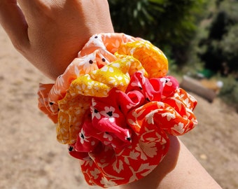 Coleteros Flores. Mostaza y Rojos. Scrunchies. Accesorio goma pelo. Coleta. Recogido. Regalo para ella. Flower Scrunchies.