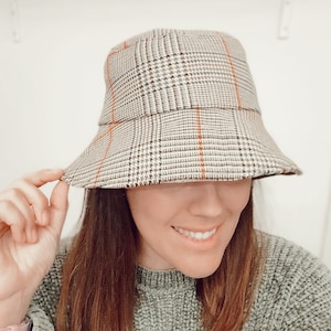 Aura Bucket Hat. Fischerhut. Braunes Schottenkaro. Wintermütze. Handgefertigt. Unisex. Karierte Baumwolle.