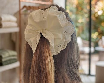 Weißes Satin-Haargummi mit Spitze. Haargummi mit Spitze. Haargummi aus Satinspitze. Chouchou-Spitzenbesatz. Adrett. Weiße. Weißes Haargummi.