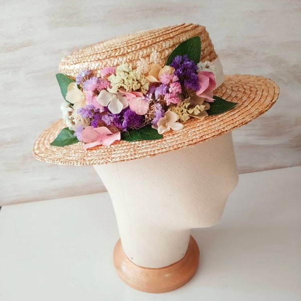 Canotier flores Margot. Invitada Boda. Copa alta. Sombrero Paja. Flores Preservadas. Cinta rústica. Paja Primera Calidad. Preppy Style.