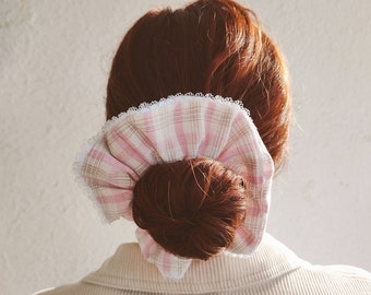 Tweed-Haargummi mit Spitze. Scrunchies mit Spitzenbesatz. Haarschmuck. Blond. Rosa und weiße Quadrate. Spitzenband.