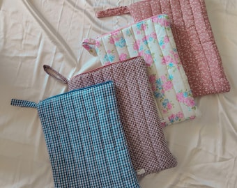 Gepolsterte Laptophülle. iPad- und Tablet-Hülle. Drucke. Geschenke. Taschen. Computer- und MacBook-Hüllen. iPad-Hülle. Puffy Bag.