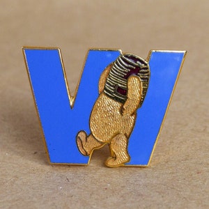 Winnie The Pooh Pin Brooch - Coleccionable 1980s Blue Letter 'W' / STAMPED Rainbow Designs - Hand Enamelled / ORIGINAL Backing Card