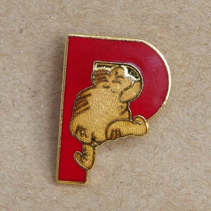 Broche Winnie The Pooh Pin - Collectible 1980s Red Letter 'P' / STAMPED Rainbow Designs - Émaillé à la main / Carte de support ORIGINALE