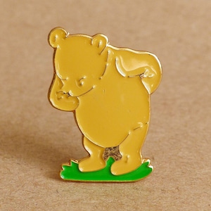 Broche colecionável de esmalte com broche de distintivo do Ursinho Pooh &quot;Lost in Thought&quot; da Disney dos anos 80/90 - Disney CARIMBADO / ÓTIMO ESTADO