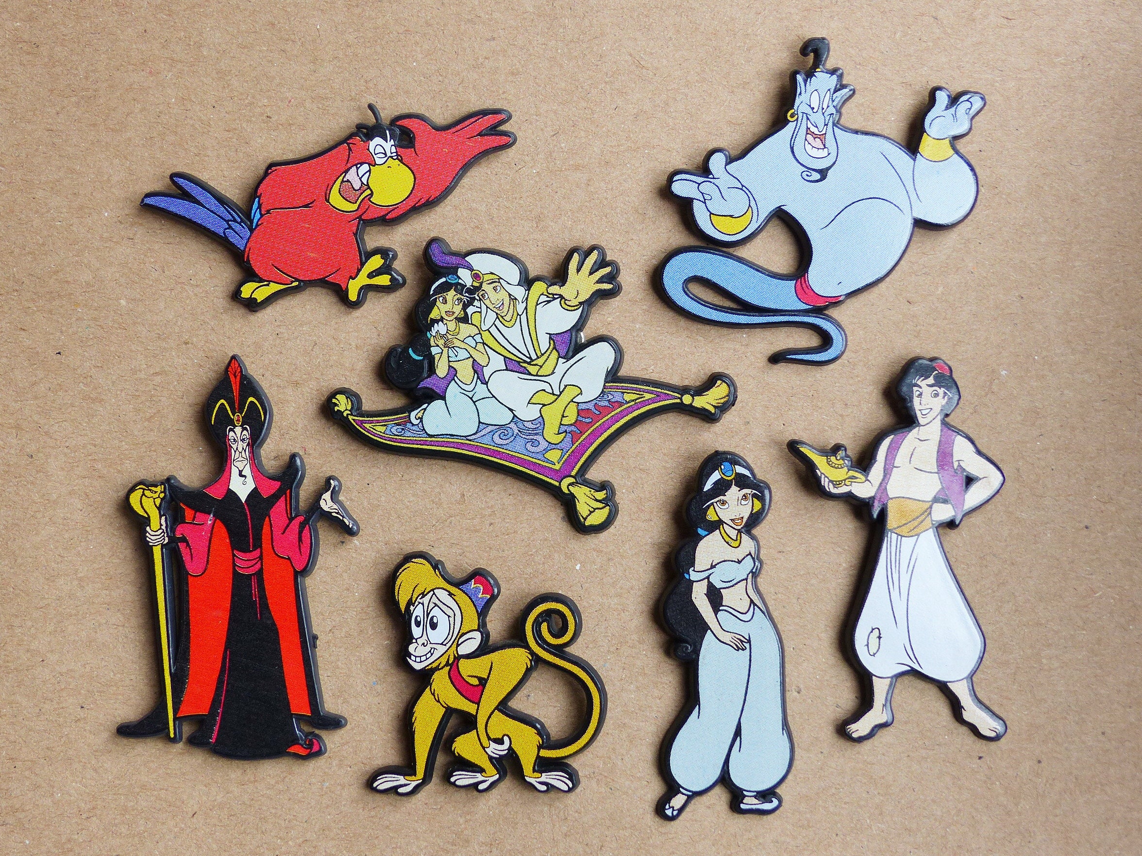 ★ディズニー アラジン ジャスミン＆ラジャー＆魔法のじゅうたん アクリルバッジ 魔法のじゅうたん”マットやアブーの肩のせぬいぐるみも
