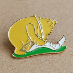 Broche de distintivo esmaltado colecionável dos anos 80/90 da Disney Winnie The Pooh &#39;Writing Scroll&#39; - ESTAMPADO Disney / ÓTIMO ESTADO