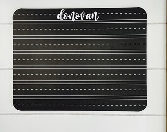 Idea de regalo para jardín de infantes: pizarra personalizada con nombre para trazar y practicar la escritura. Herramienta de aprendizaje para niños de jardín de infantes que estudian en casa.