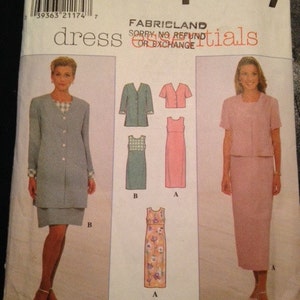 Peut inclure: Un patron de couture pour une robe avec trois styles différents. Le patron est de Simplicity et est pour les tailles 8, 10 et 12. Les styles de robe comprennent une robe à manches longues avec une jupe, une robe sans manches avec une jupe et une robe sans manches avec une jupe et une veste.