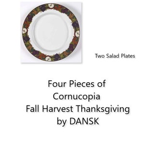 Puede incluir: Cuatro piezas de vajilla Dansk Cornucopia Fall Harvest Thanksgiving. Dos tazones de sopa blancos con un borde de uvas, manzanas y hojas en tonos de verde, marrón, morado y naranja. Dos platos de ensalada blancos con el mismo diseño de borde.