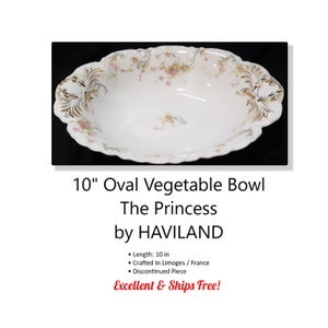 Może przedstawiać: Owalna miska na warzywa o długości 25 cm, wykonana z białej porcelany z kwiatowym wzorem i złotymi akcentami. Miska została wykonana przez Haviland i jest oznaczona jako "The Princess".