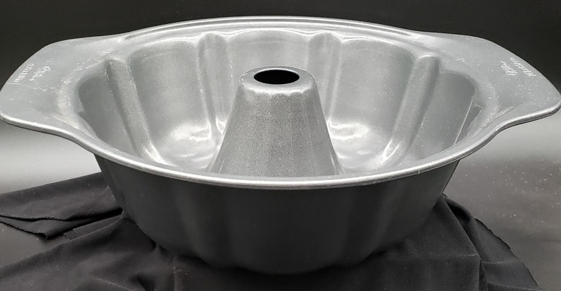 Perfect Results Non-Stick Bundt Pan 9" Fluted Tube - Thumbnail 3