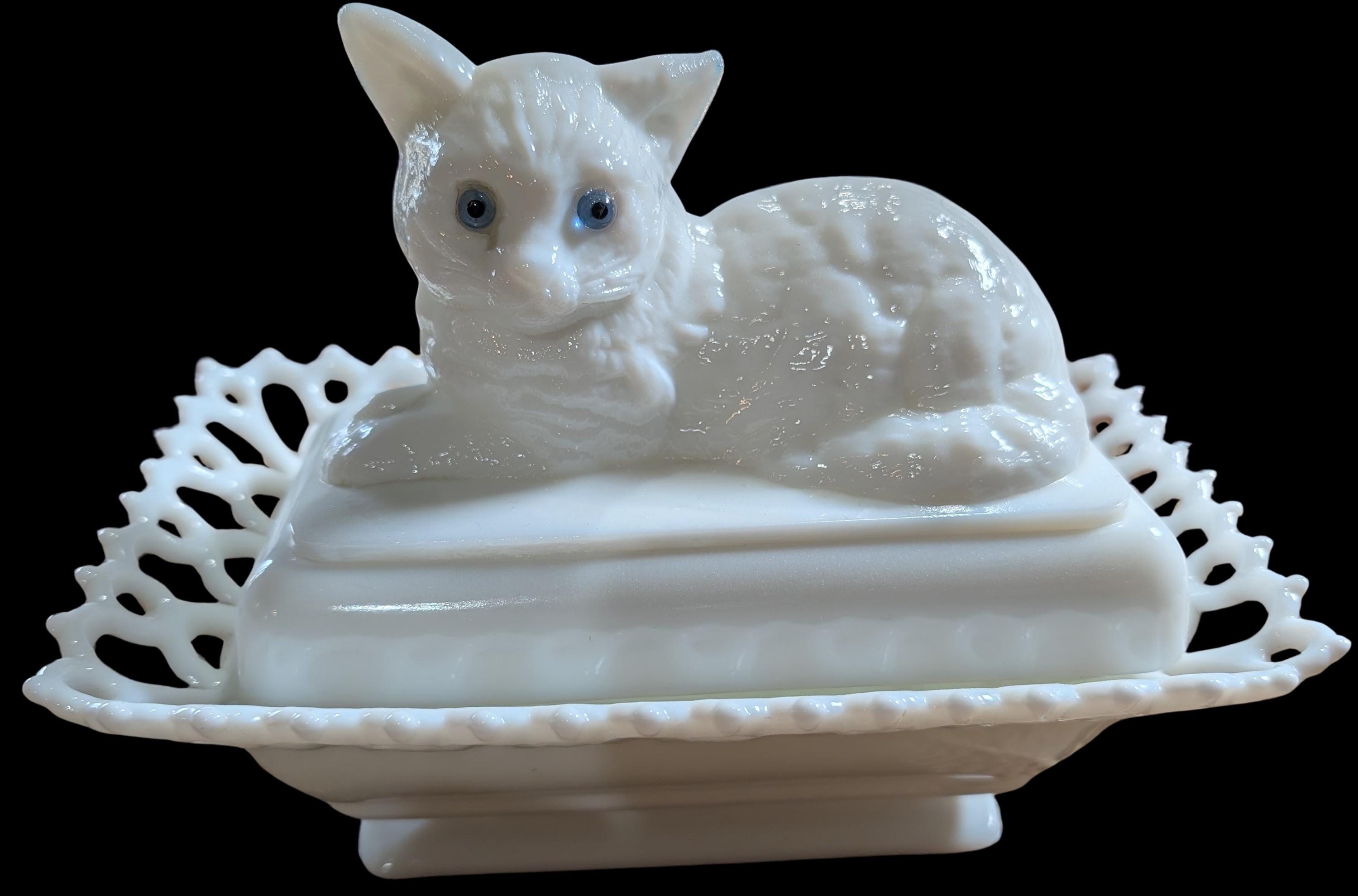 Beautiful * Vintage westmoreland White Milk Glass cat W. Glass