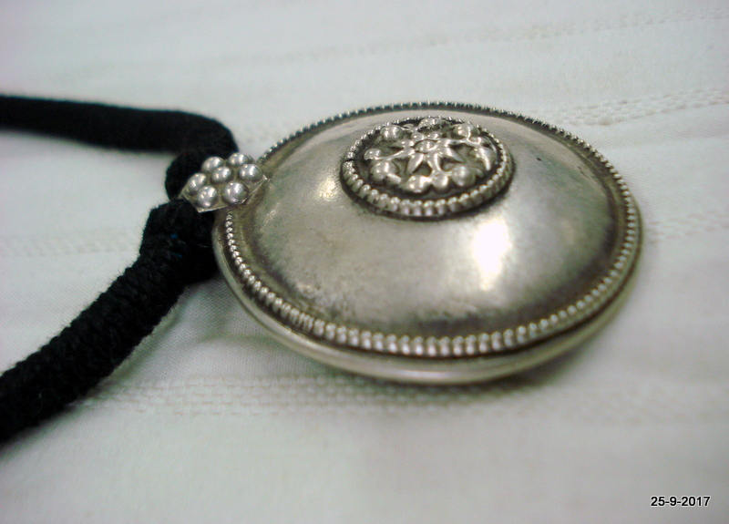 Collier Pendentif Ethnique Grand Disque En Laiton Martelé - Vintage - Occasion