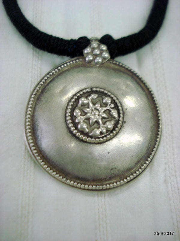 Collier Pendentif Vintage Ethnique Grand Disque En Laiton Martelé Doré - Occasion