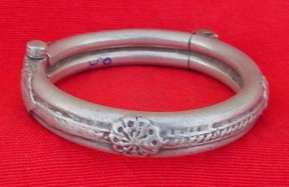 ONE TOO MANY シルバートライバルブレスレット