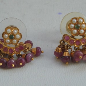 etniska örhängen i 20 karat guld örhängen pärla rubin smaragd ädelsten guldsmycken