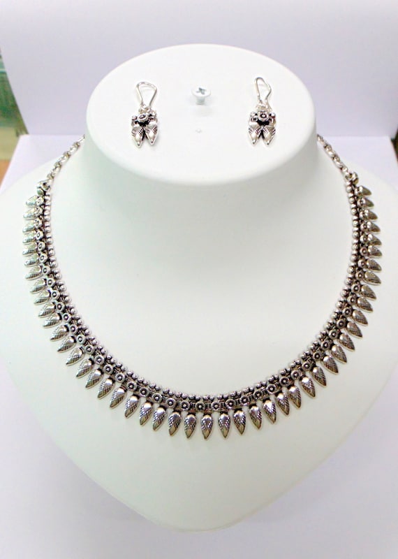 Black metal necklace with earrings deals