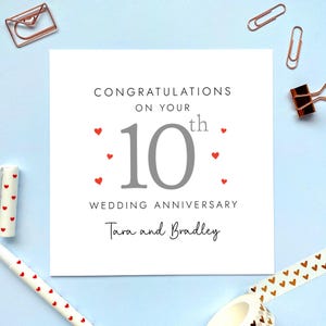 カップル、10 周年、10 年目、友人、息子、娘、姉妹、義理の兄弟、両親、缶、名前向けのパーソナライズされた 10 回目の結婚記念日カード