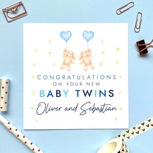 Personalisierte Kaninchen-neue Baby-Zwillinge Karte | Zwei Babys, Mädchen, Jungen, Willkommen die Kleinen, Glückwünsche, Söhne, Töchter, Neugeborene Babys