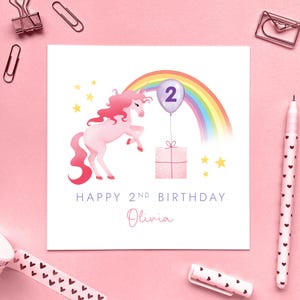 女の子、娘、ひ孫、姉妹、姪、いとこ、子供、赤ちゃん、今日2歳、マジックピンクの馬向けのパーソナライズされたユニコーンの2歳の誕生日カード