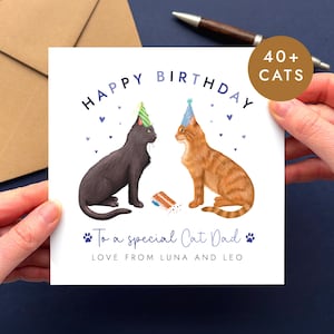 Könnte beinhalten: Eine quadratische Grußkarte mit einem schwarzen und einem orangefarbenen getigerten Katzenpaar in Partyhüten, dazwischen ein Stück Kuchen. Der Text lautet HAPPY BIRTHDAY, To a special Cat Dad und LOVE FROM LUNA AND LEO, ergänzt durch blaue Herzen und Pfoten.