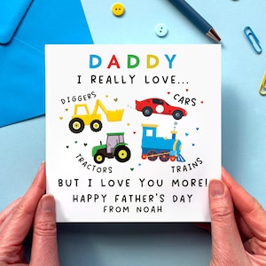 Könnte beinhalten: Eine Vatertagskarte mit der Aufschrift "DADDY I REALLY LOVE... DIGGERS, TRACTORS, CARS, TRAINS BUT I LOVE YOU MORE! HAPPY FATHER'S DAY FROM NOAH." Die Karte zeigt Illustrationen eines gelben Baggers, eines roten Autos, eines grünen Traktors und eines blauen Zuges.
