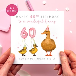 Könnte beinhalten: Eine quadratische Geburtstagskarte mit einem braunen Entenpaar und zwei Entenküken, die Partyhüte tragen. Der Text lautet HAPPY 60TH BIRTHDAY to a wonderful Nanny und LOVE FROM NOAH & LILY. Zwei rosa Luftballons in Form der Zahl 60 schweben darüber.