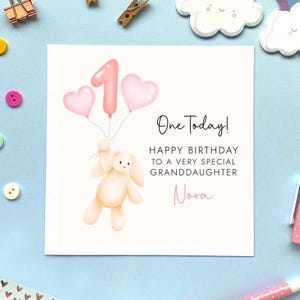 Carte personnalisée pour le 1er anniversaire d'un lapin | pour fille, fille, petite-fille, filleule, soeur, nièce, bébé, rose, mignon, spécial | Tout d'abord, un