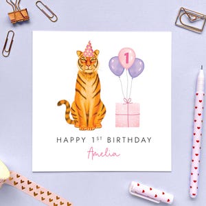 Personalisierte Tiger 1. Geburtstagskarte für Mädchen, Tochter, Enkelin, Nichte, Cousin, Baby, erster benutzerdefinierter Name, rosa Safari-Dschungeltier