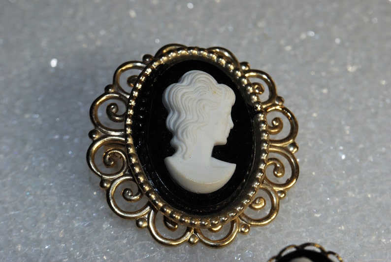 10 new VINTAGE style CAMEOS lot round 27mm red ivory