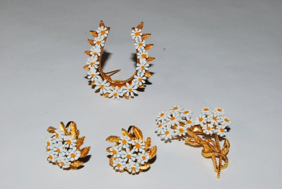 Wonderful 1960’s Set of Daisy Pins and Earrings