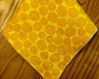 Baby Bandana Lätzchen - HALLOWEEN orange auf orange Kürbisse