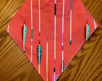 Bandana Lätzchen - Pink mit Pfeilen