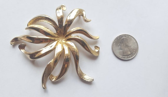 Vintage Monet Gold Tone Flower Brooch, Floral Gol… - image 7